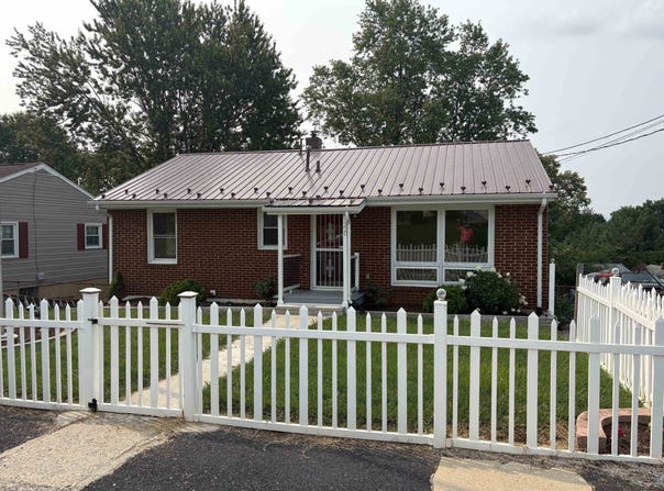 320 SHARON LN, Staunton, VA 24401