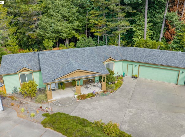 2134 LYNNE Dr, NorthBend, OR 97459