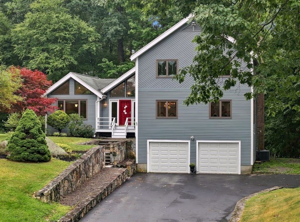 1 Utica Dr, Hudson, MA 01749