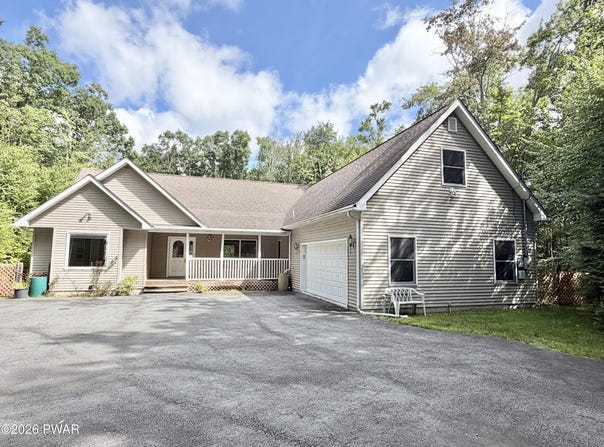 809 Maple Leaf Court, Lords Valley, PA 18428