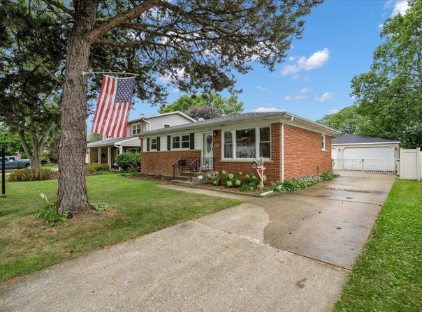 1402 S Robert Drive, Mount Prospect, IL 60056