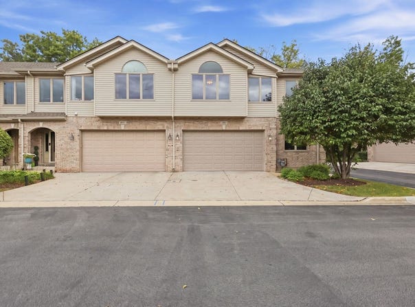 691 E Nerge Road, Roselle, IL 60172