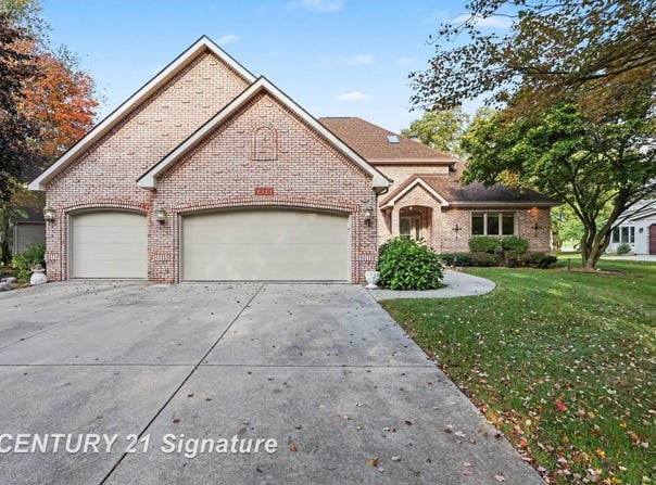1944 E Lake Circle Drive, Saginaw, MI 48609