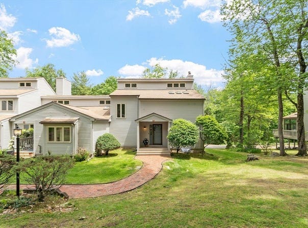77 Parkhurst Dr, Westford, MA 01886
