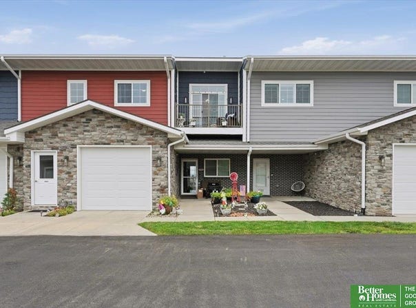 5933 N 158 Court, Omaha, NE 68116