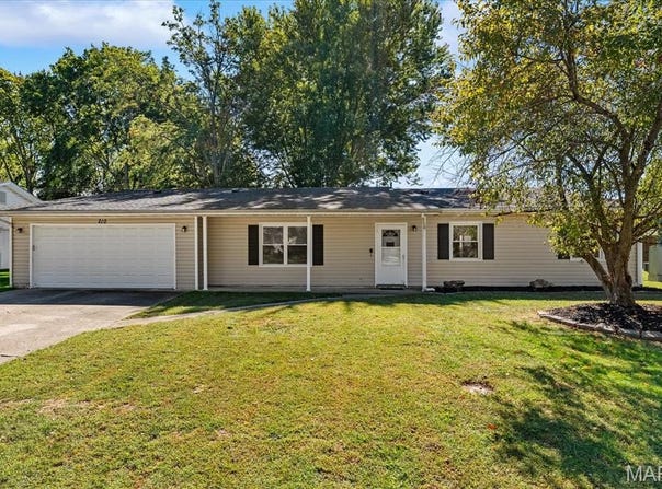 210 MEADOW Drive, Troy, IL 62294