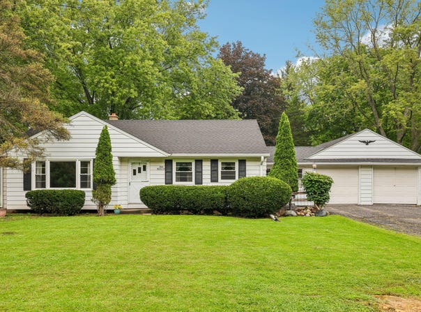 N68W29376 Hartling Rd, Hartland, WI 53029
