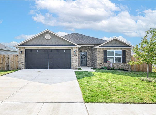 1633 Ace Avenue, Gentry, AR 72734