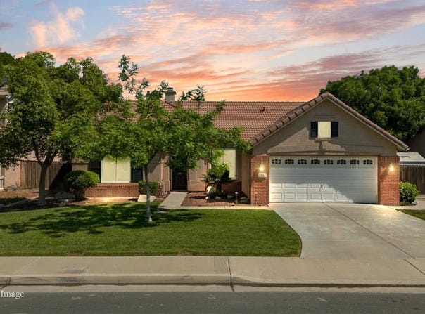 916 W Windsor Drive, Hanford, CA 93230