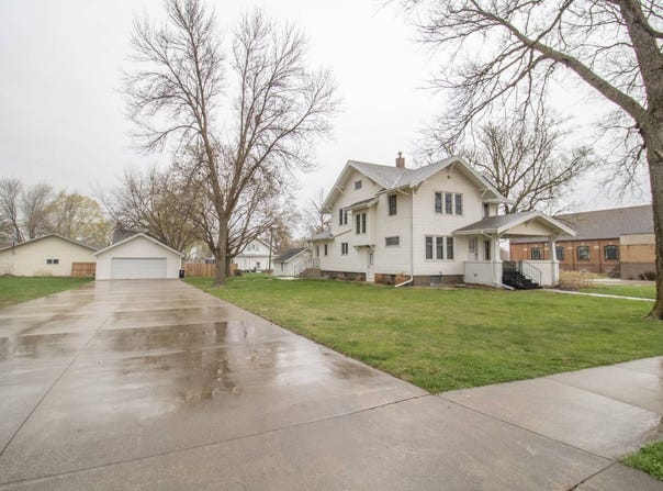 817 2nd St, Hull, IA 51239