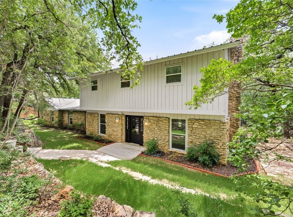 2127 Los Robles Street, Grapevine, TX 76051