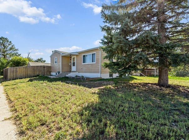 2621 e 13TH ST, Cheyenne, WY 82001