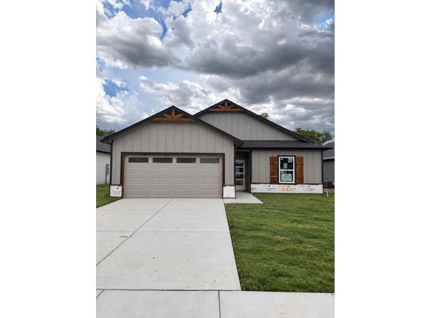 3621 E Bearsden St, Derby, KS 67037-7821