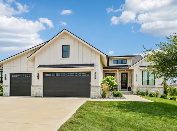 17564 Aurora Drive, Clive, IA 50325