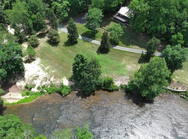 135 River Place Ln, Galax, VA 24333