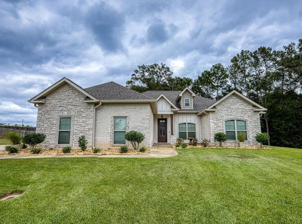 124 Weeping Willow Trl, Headland, AL 36345