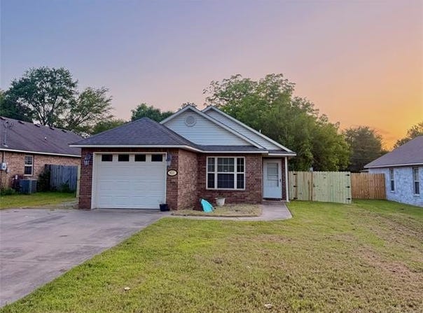 921 S Locust, Sallisaw, OK 74955