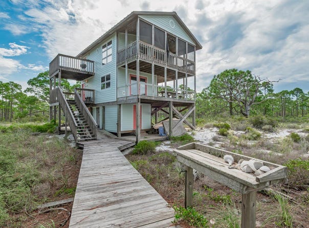 669 Bay Dr, Carrabelle, FL 32322