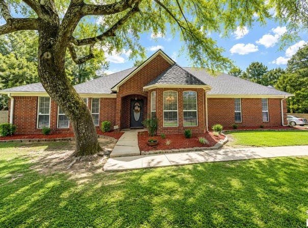 204 Boulder Ridge Cir., Texarkana, AR 71854