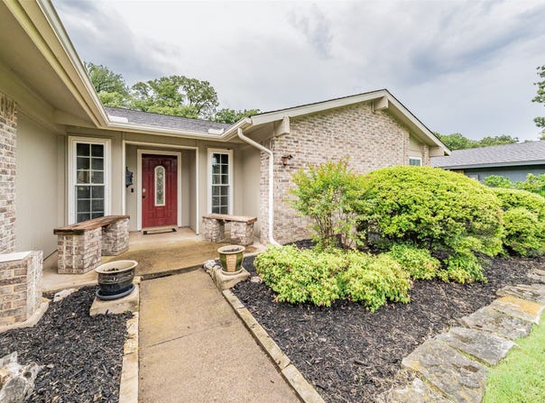 303 Shelmar Drive, Euless, TX 76039