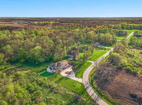 5010 Ikram Oaks, Jackson, MI 49201