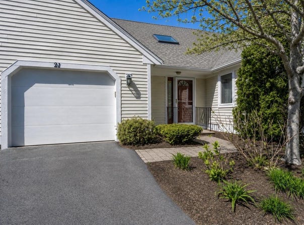 21 Rolling Green Lane, Mashpee, MA 02649