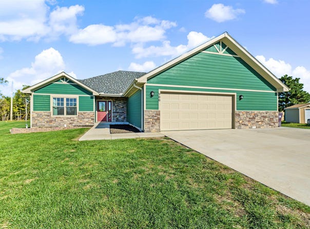 900 Emerald Dr, Lindsborg, KS 67456