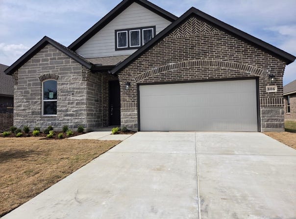 806 Silverleaf Drive, Ennis, TX 75119
