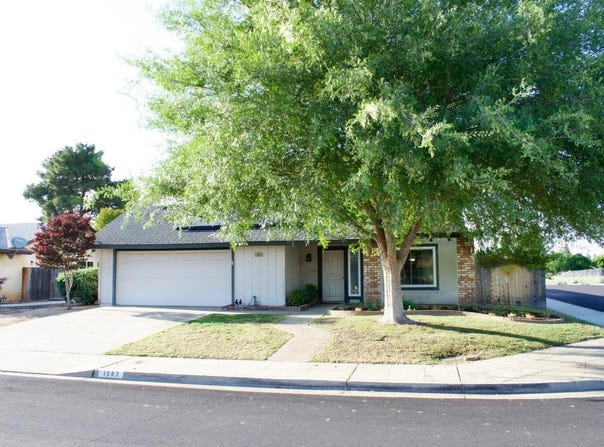 1583 Celeste Avenue, Clovis, CA 93611