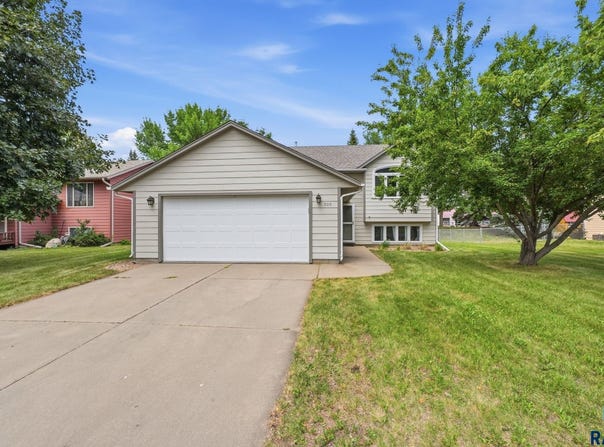 900 E Magnolia Dr, Brandon, SD 57005-1056