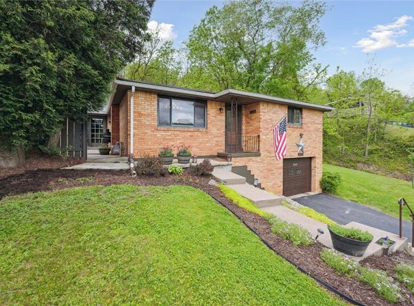 233 Valley Rd, Chartiers, PA 15317