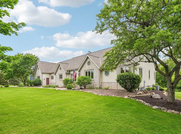 240 Crystal Dr, Hartland, WI 53029