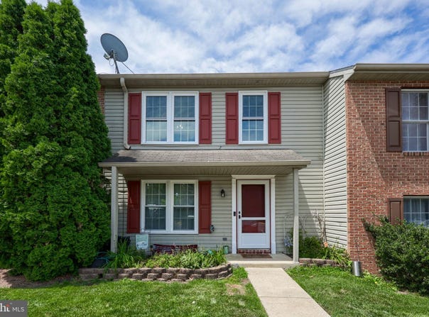 38 BATTENS Circle, LEOLA, PA 17540
