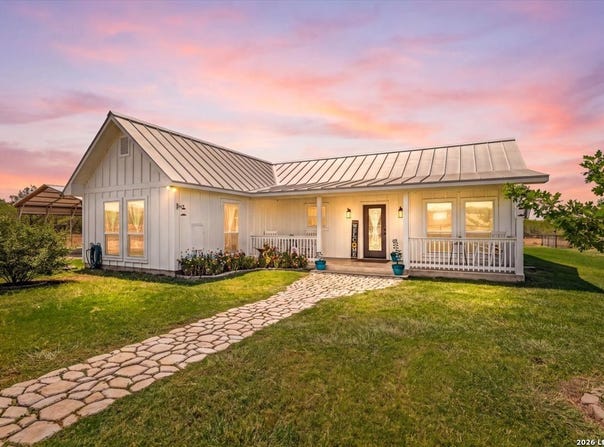 977 PRIVATE ROAD 1688, Moore, TX 78057