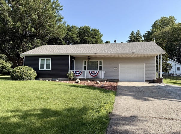 101 S Fairview Place, Clinton, IL 61727