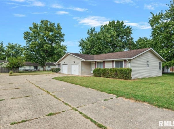 33 Mueller Court, Riverton, IL 62561-9734
