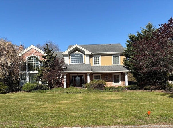 906 Thompson Drive, Bay Shore, NY 11706