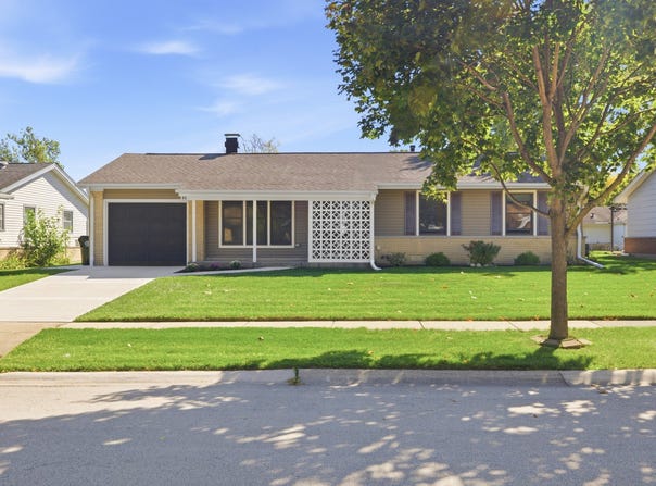 45 Avon Road, Elk Grove Village, IL 60007