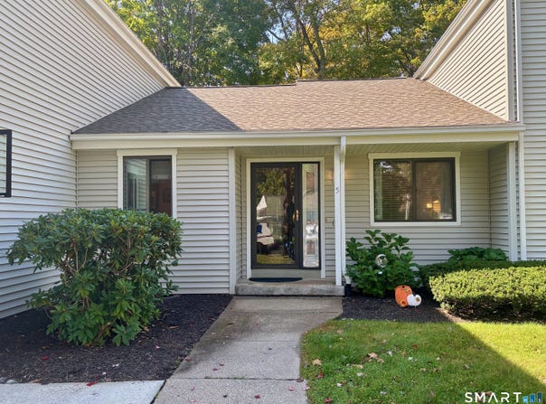 35 Nutmeg Road, Middlebury, CT 06762