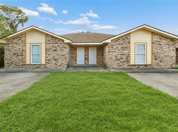 2818-20 PAKENHAM Drive, Chalmette, LA 70043