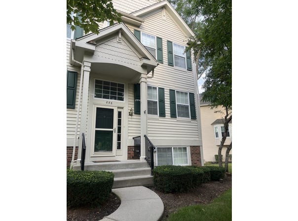 886 Essex Circle, Grayslake, IL 60030