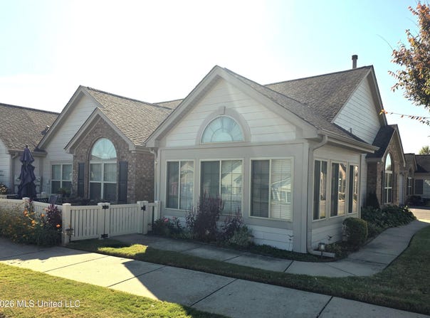 8699 Parkview Oaks Circle, Olive Branch, MS 38654