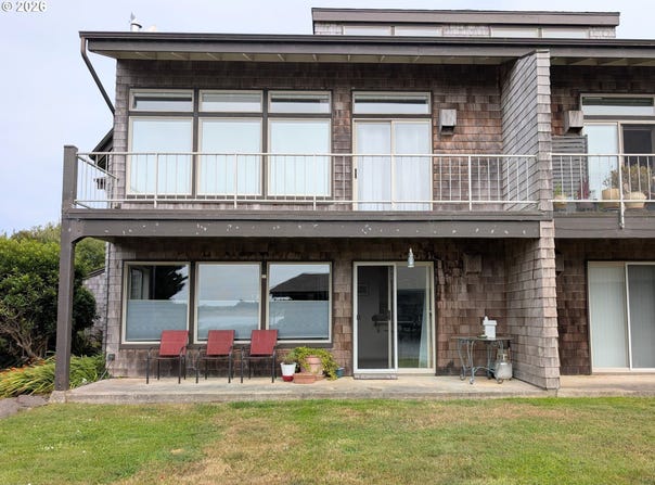 1070 BAY St, Florence, OR 97439