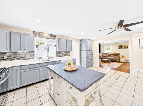 84 Fowler Rd, Lowell, MA 01854
