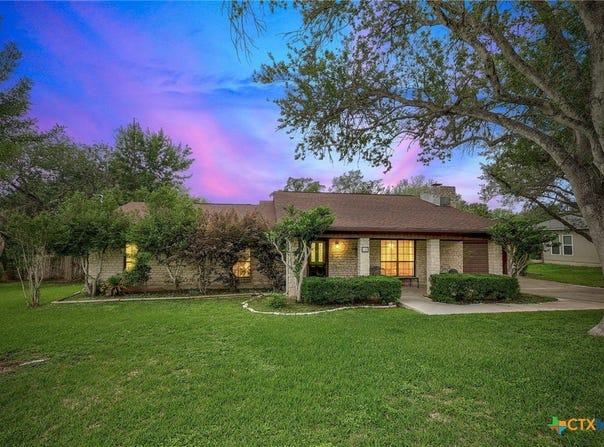150 Oak Creek Circle, Luling, TX 78648