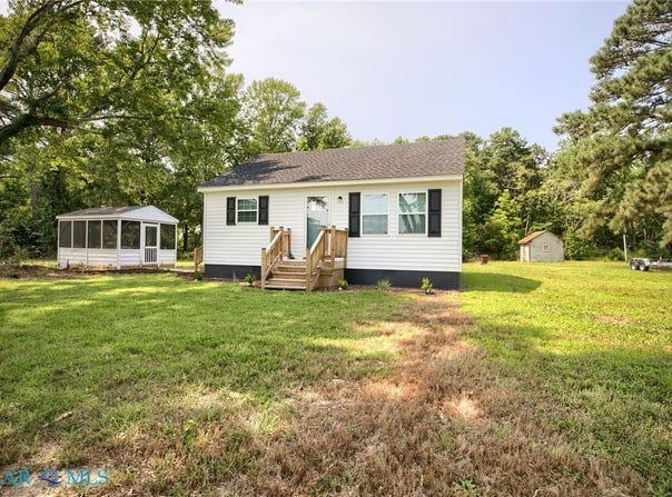 1949 Greys Point Road, Topping, VA 23169