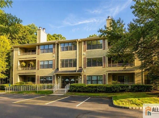 1310 Stoneridge Circle, Helmetta, NJ 08828