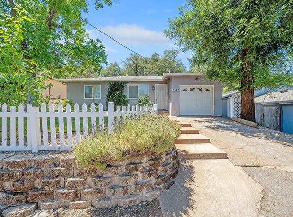 2912 West Street, Redding, CA 96001