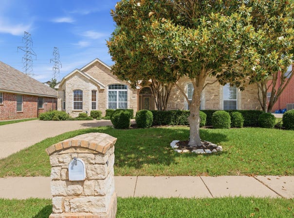 5504 Plata Lane, Benbrook, TX 76126