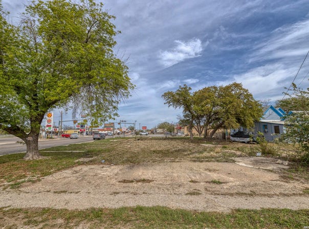 101 S Center St, Sabinal, TX 78881